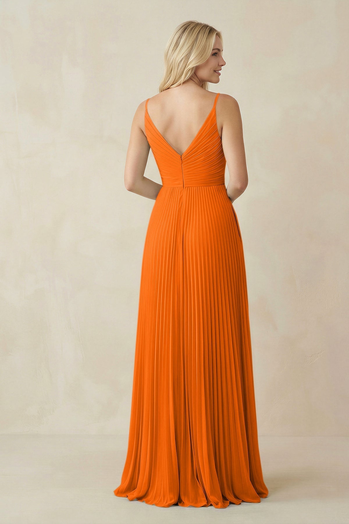 Robe longue orange en mousseline coupe trapèze plissée décolleté V - Harana