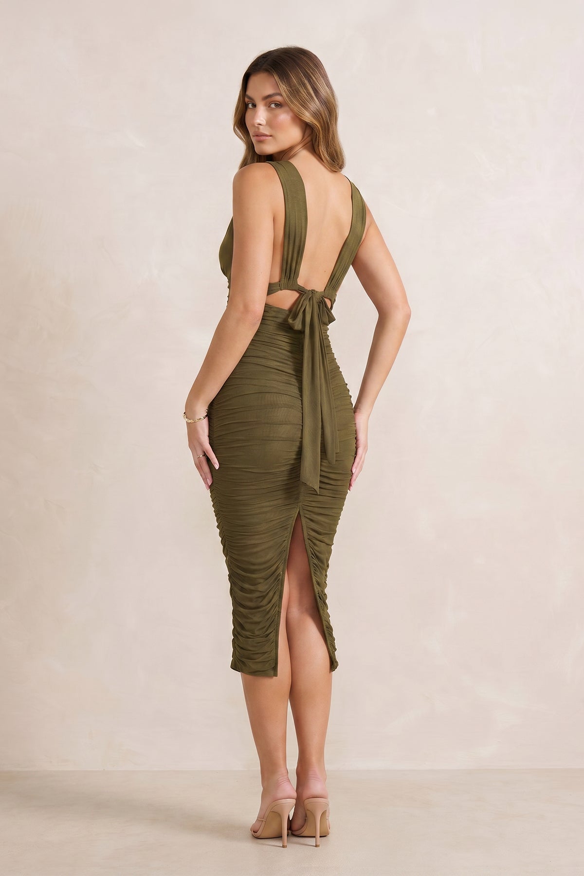 Robe vert saule midi coupe fourreau à col V plissée - Harana