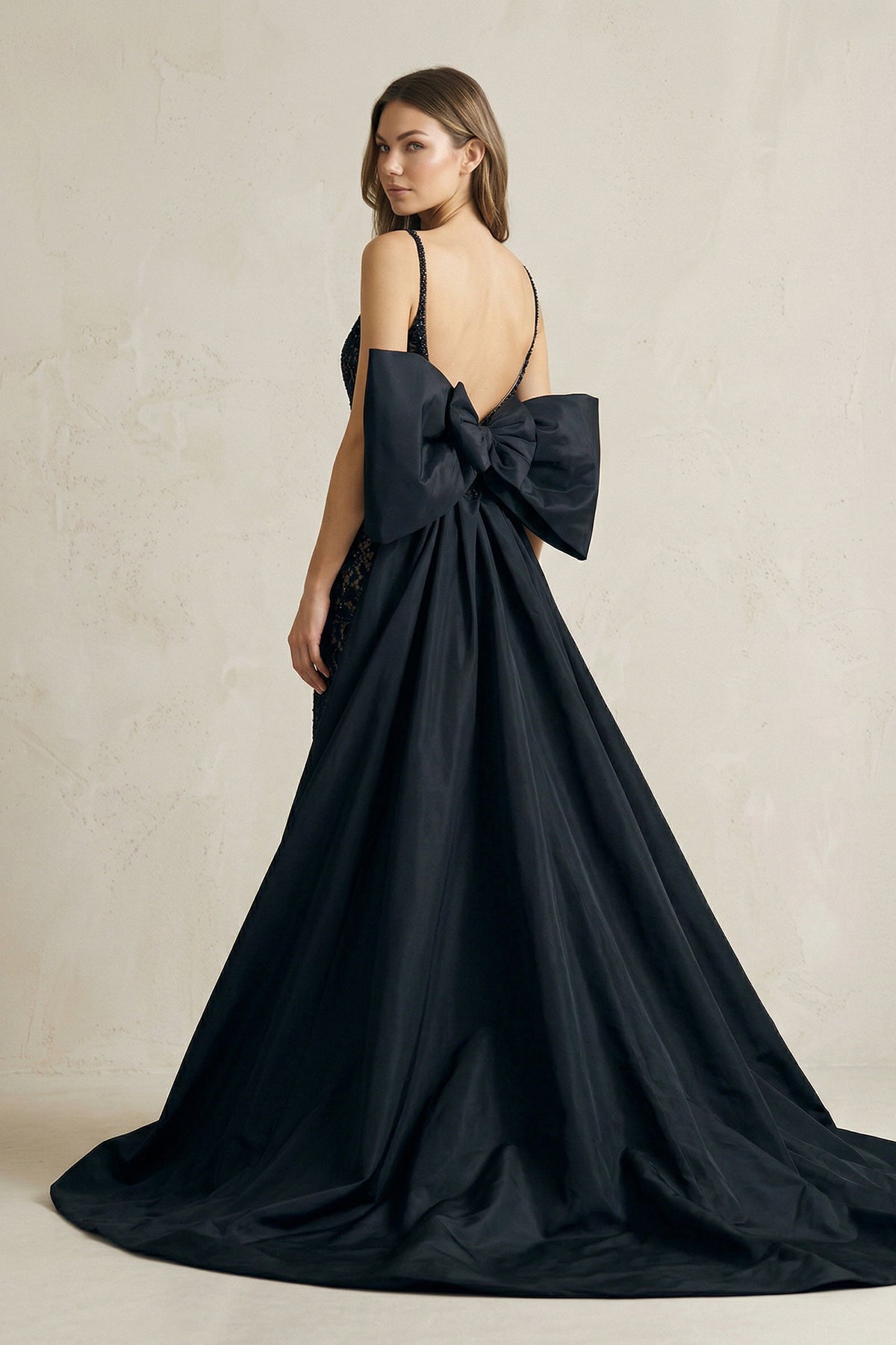 Robe longue noir en dentelle avec nœud avec traîne - Harana