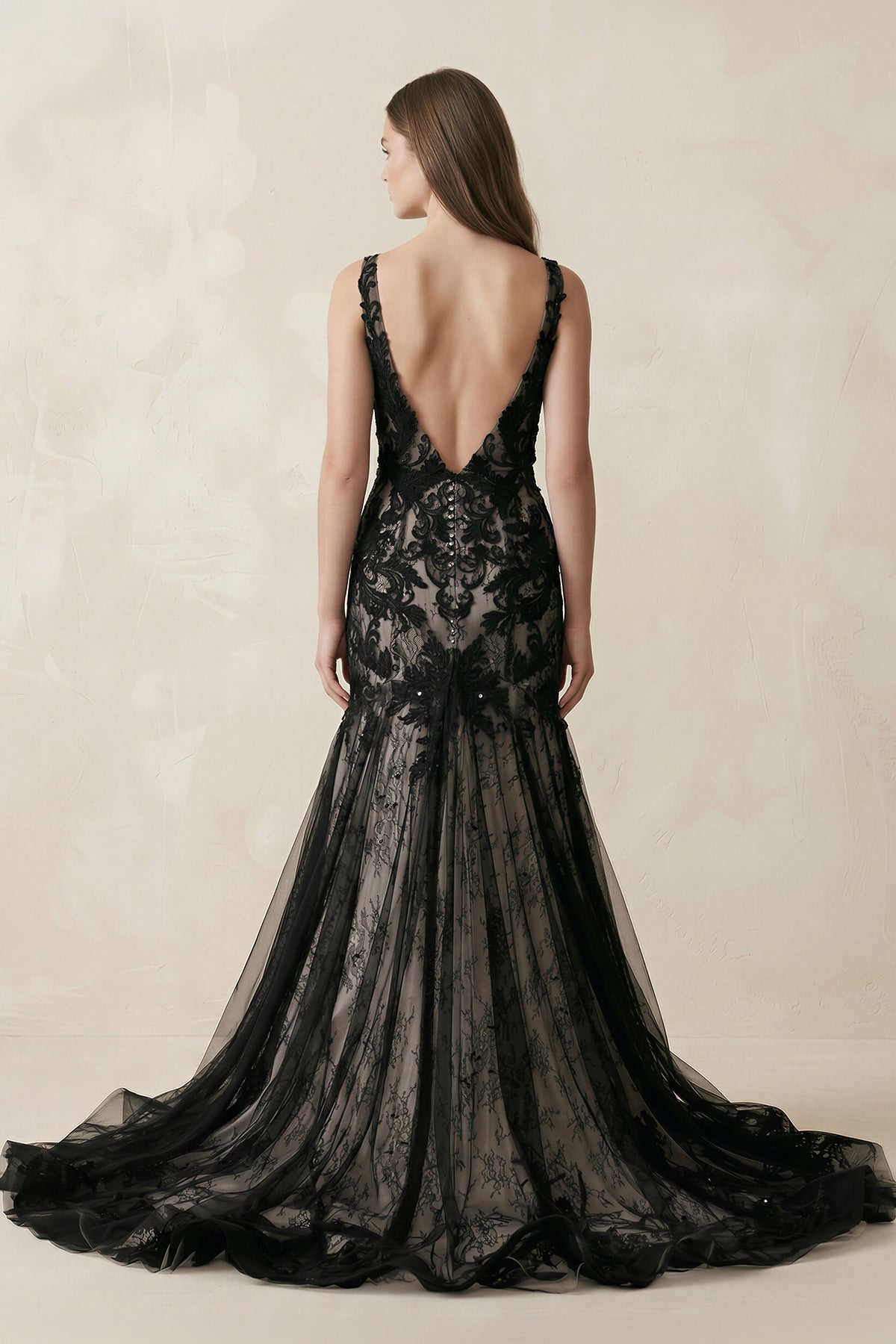 Robe de mariée noire en tulle coupe sirène à décolleté plongeant ornée d’appliqués dos nu - Harana