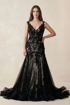 Robe de mariée noire en tulle coupe sirène à décolleté plongeant ornée d’appliqués dos nu - Harana