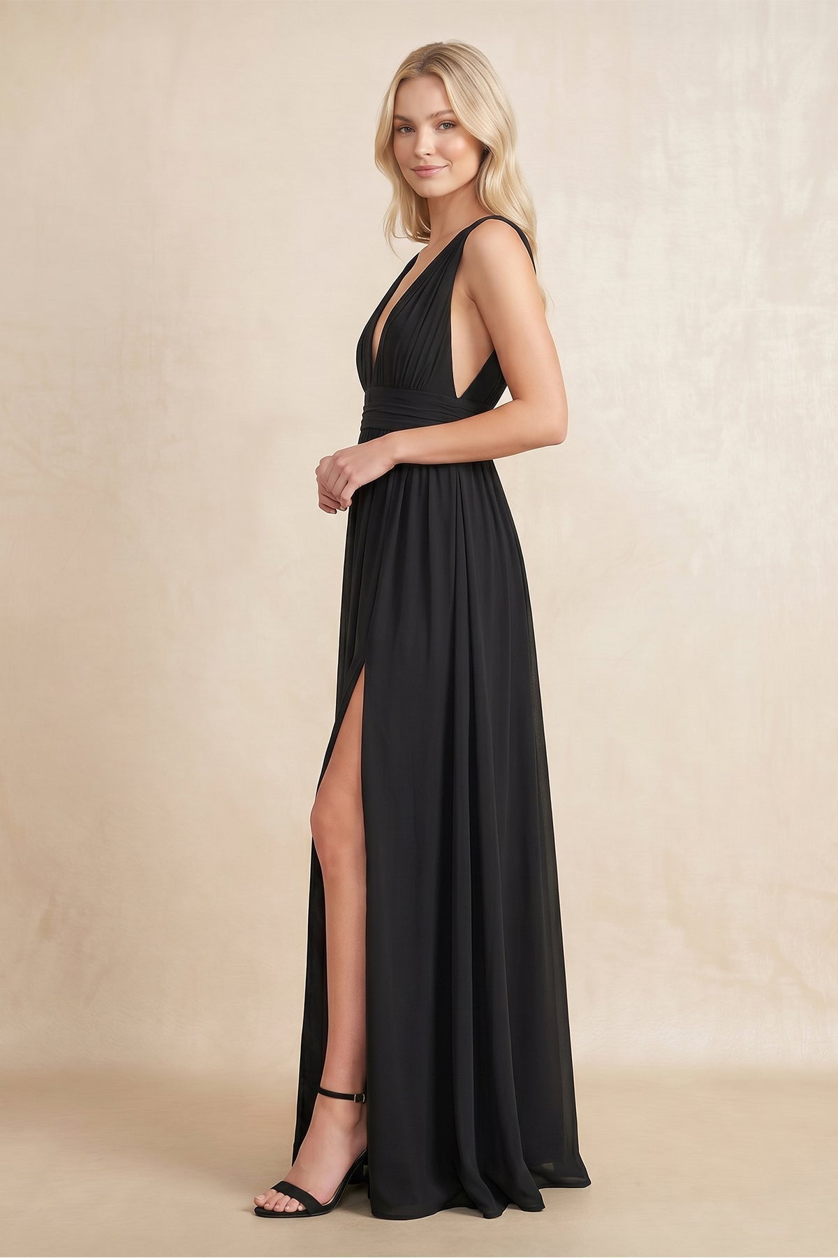 Robe noire longue en mousseline coupe trapèze à décolleté plongeant - Harana