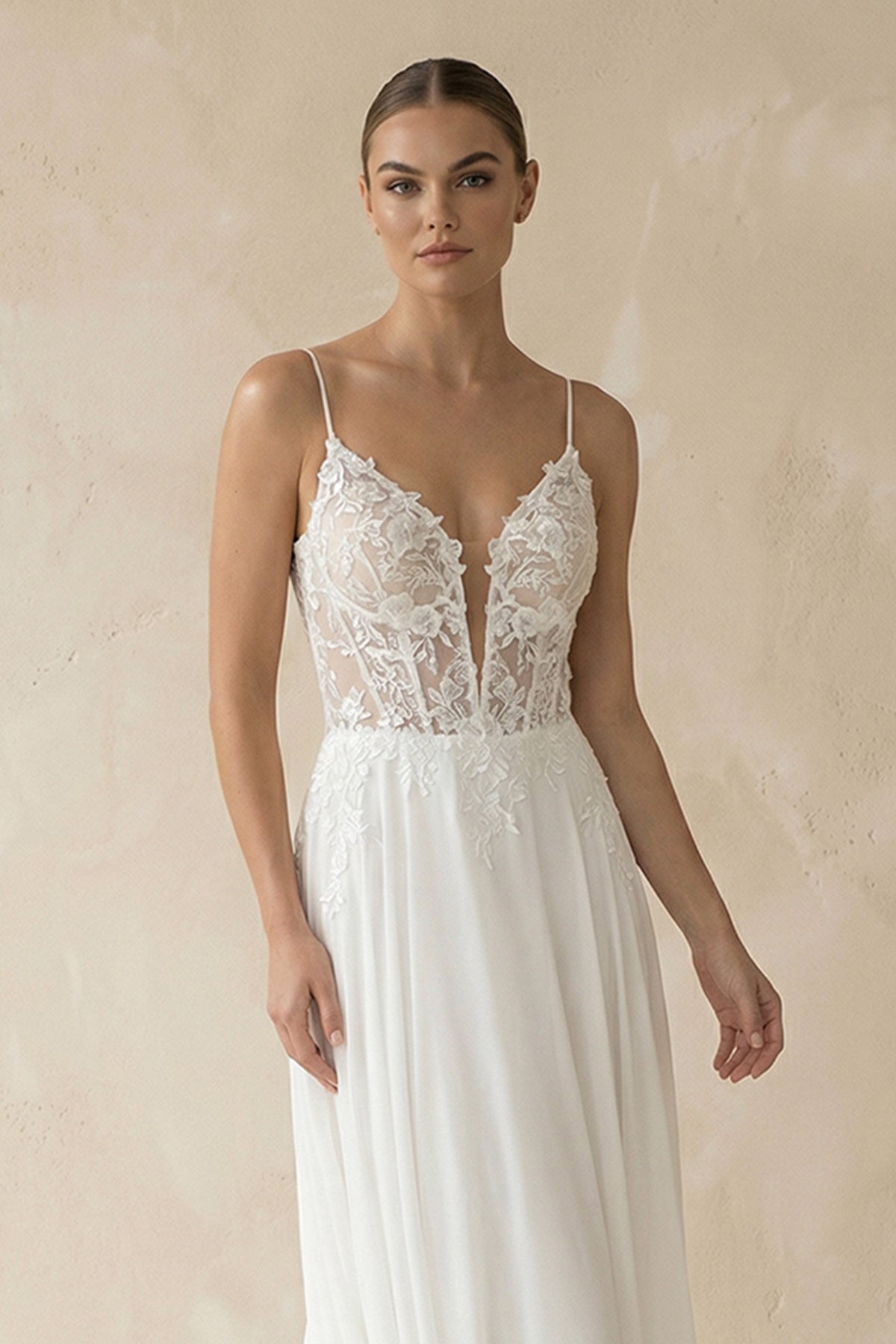 Robe de mariée blanche fourreau satinée à fines bretelles col V dos nu - Harana