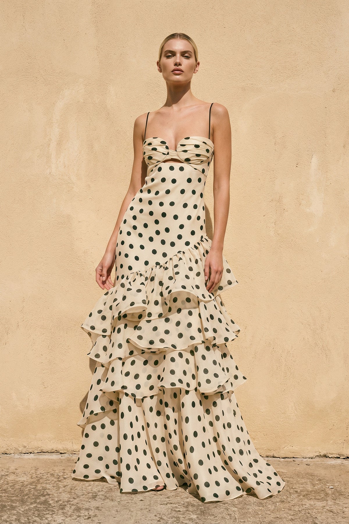 Robe longue champagne à fines bretelles à volants - Harana