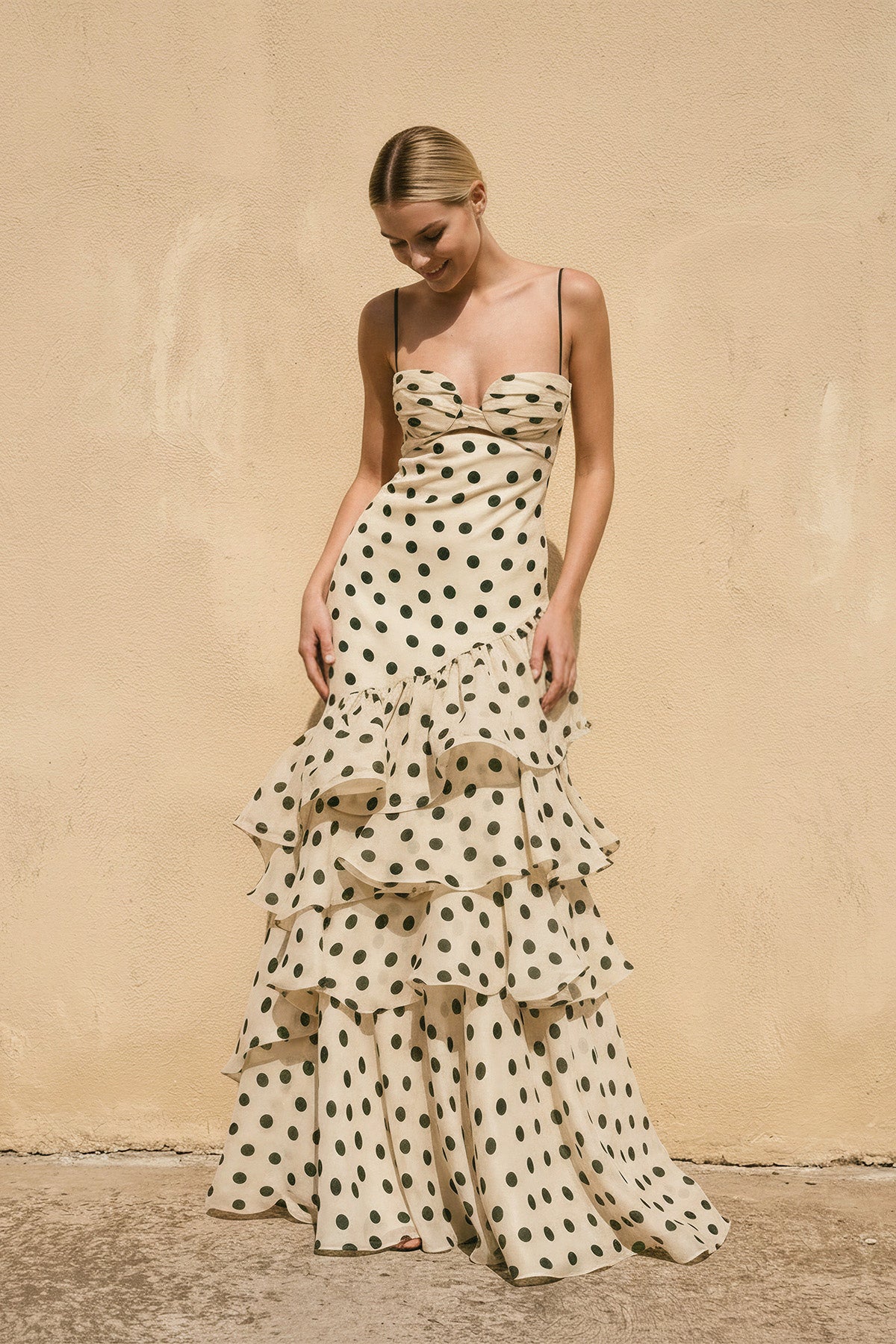 Robe longue champagne à fines bretelles à volants - Harana