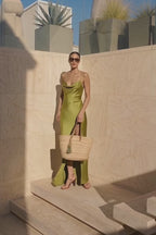 Robe longue satinée dos nu avec fente vert olive - Harana