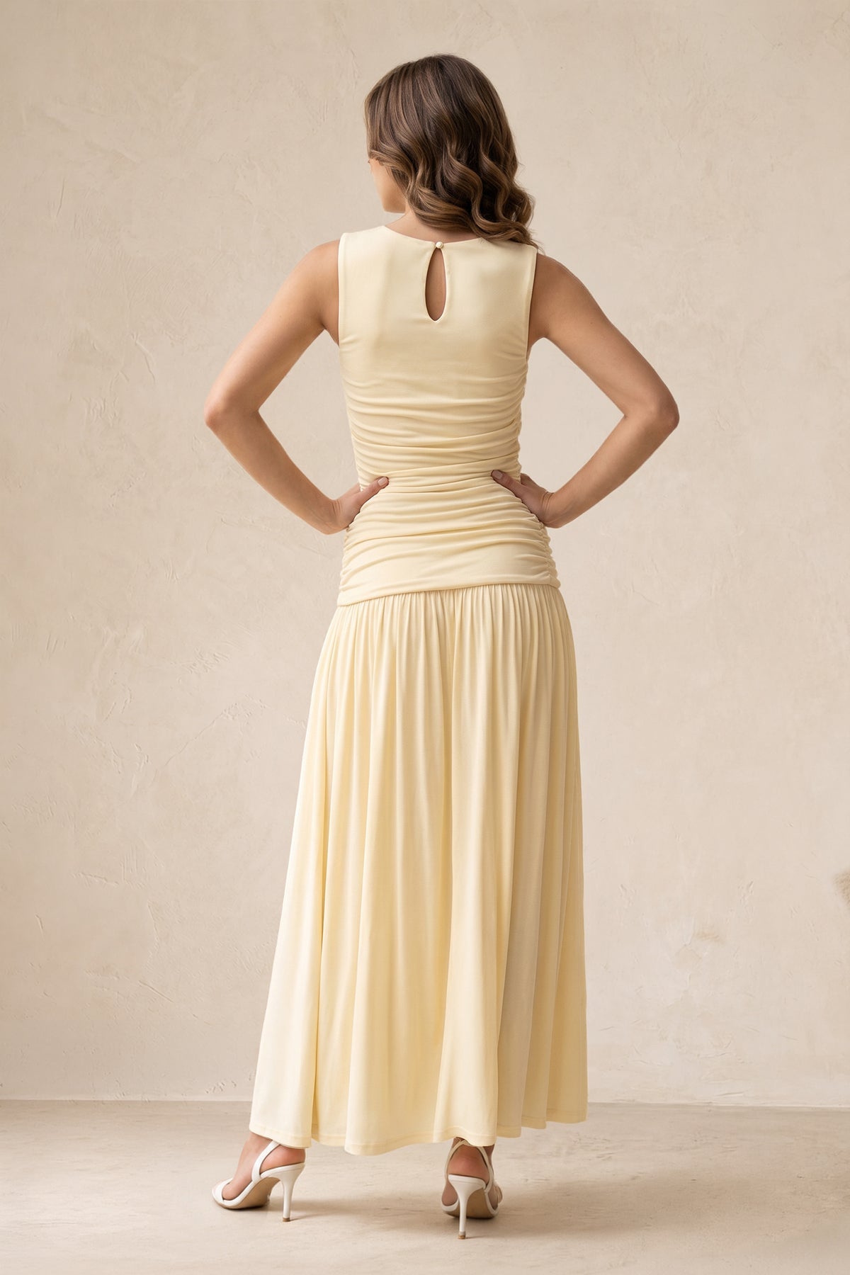 Robe jaune pastel midi coupe trapèze à encolure arrondie effet drapé - Harana
