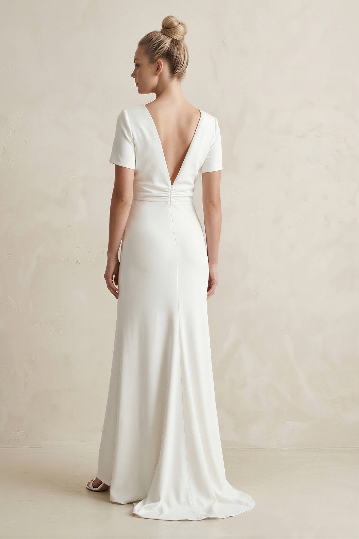 Robe de mariée blanche satinée coupe fourreau à encolure arrondie et manches courtes - Harana