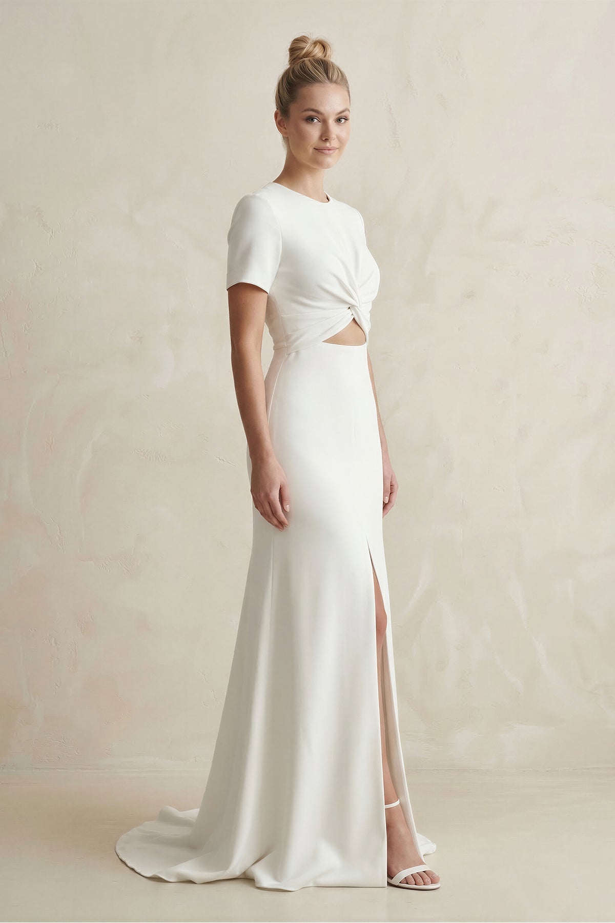 Robe de mariée blanche satinée coupe fourreau à encolure arrondie et manches courtes - Harana