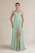Robe demoiselle d’honneur pale pistachio longue à fines bretelles sans manches avec fente - Harana