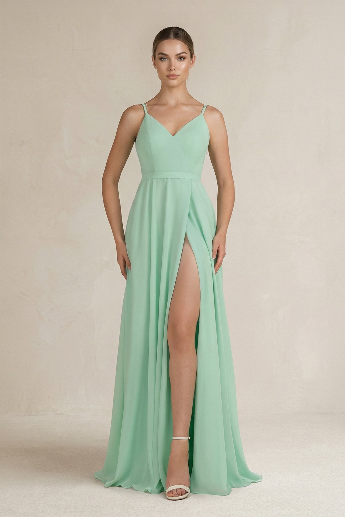Robe demoiselle d’honneur pale pistachio longue à fines bretelles sans manches avec fente - Harana