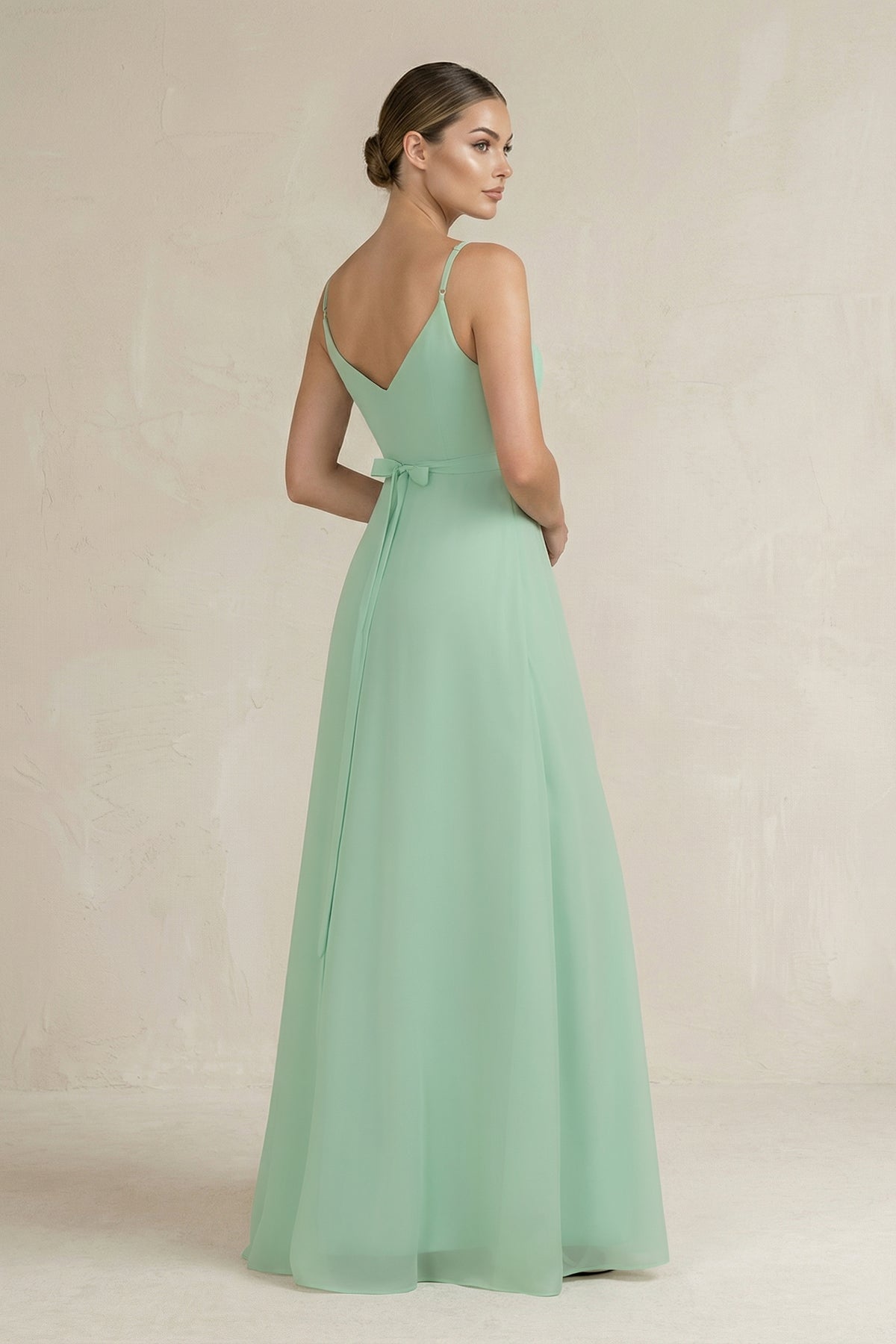 Robe demoiselle d’honneur pale pistachio longue à fines bretelles sans manches avec fente - Harana