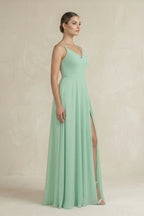 Robe demoiselle d’honneur pale pistachio longue à fines bretelles sans manches avec fente - Harana