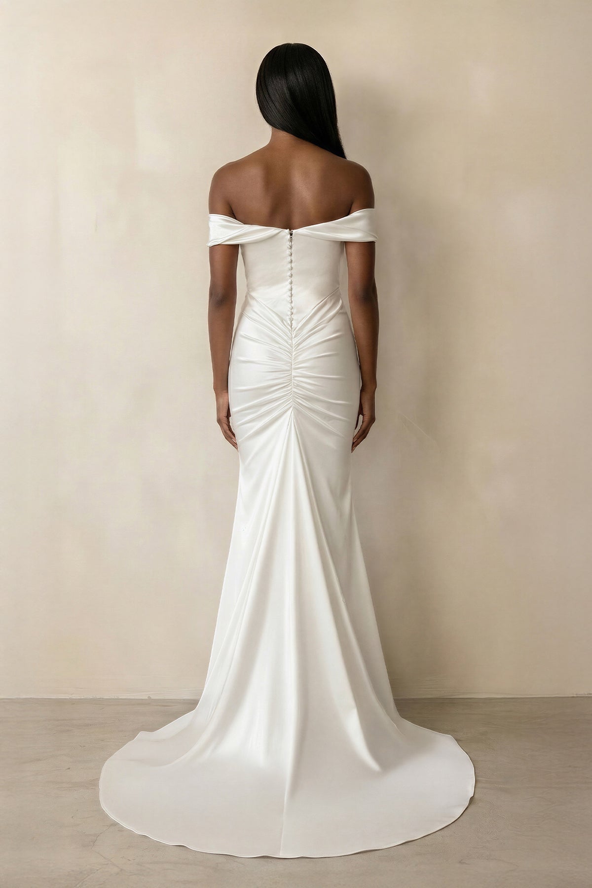 Robe de mariée ivoire satinée coupe sirène à épaules dénudées effet drapé - Harana