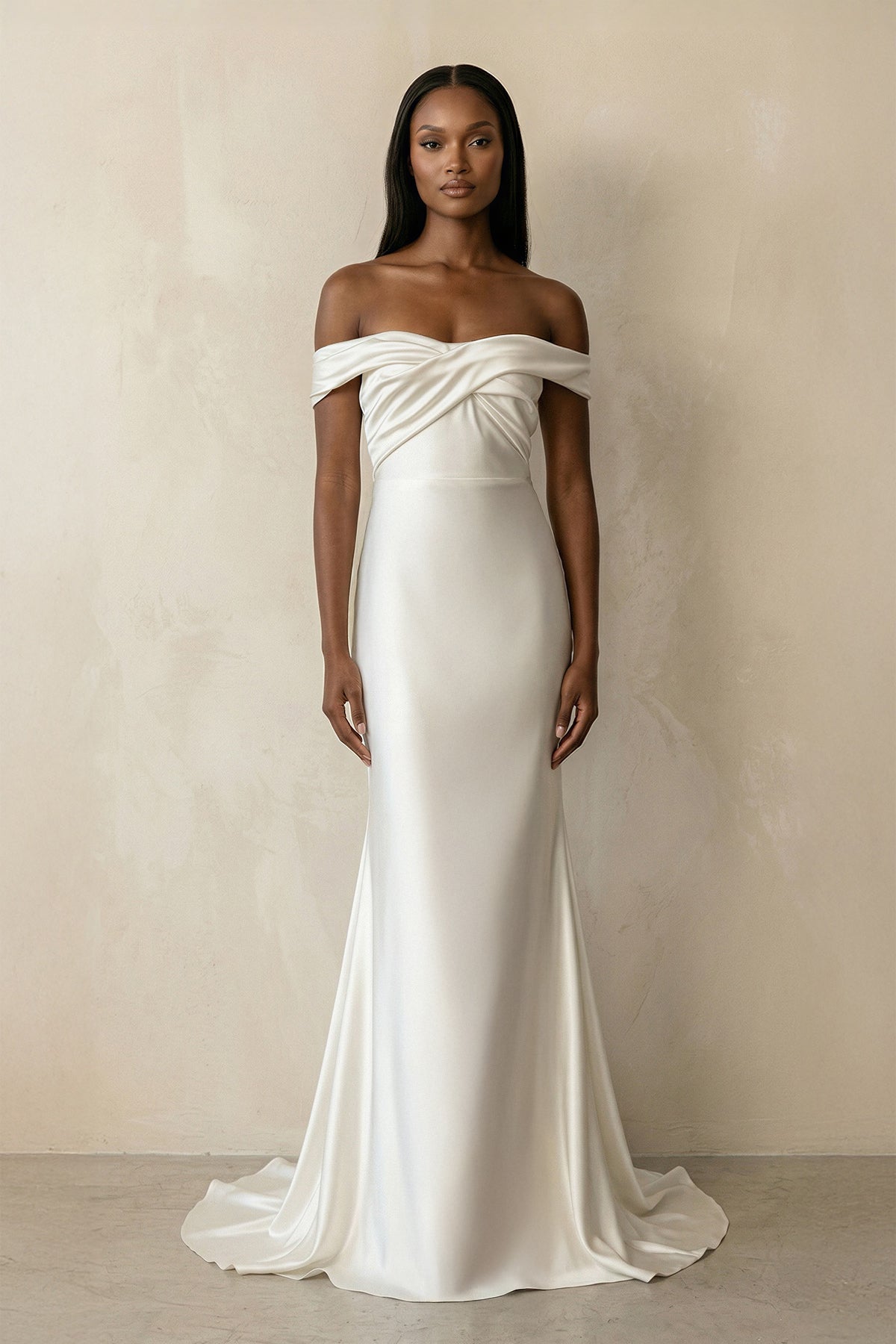 Robe de mariée ivoire satinée coupe sirène à épaules dénudées effet drapé - Harana
