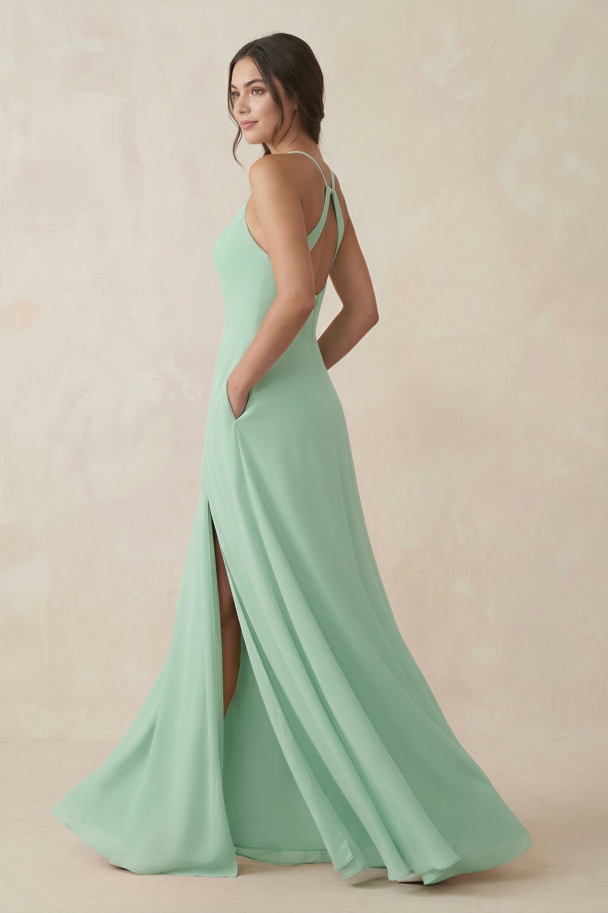 Robe demoiselle d’honneur pale pistachio longue à fines bretelles sans manches avec fente - Harana