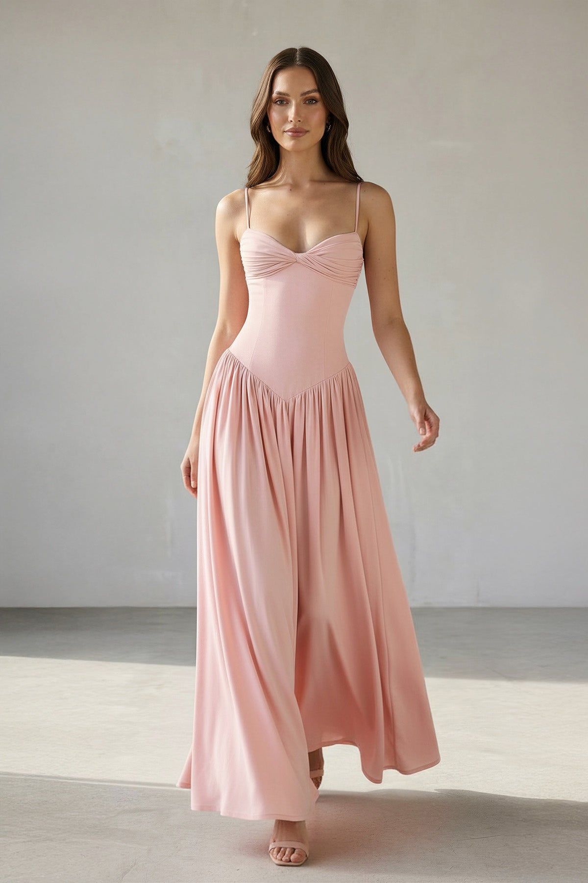 Robe longue rose à fines bretelles effet drapé - Harana