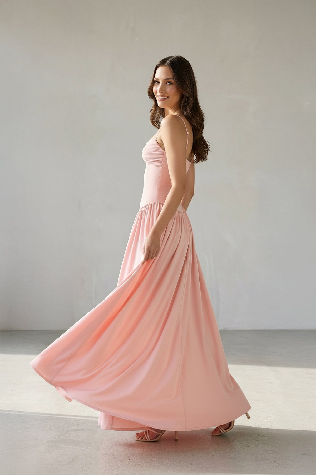 Robe longue rose à fines bretelles effet drapé - Harana