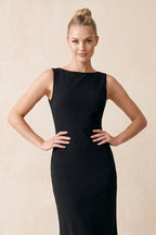 Robe noire longue satinée coupe fourreau à encolure bateau ornée de volants avec nœud - Harana