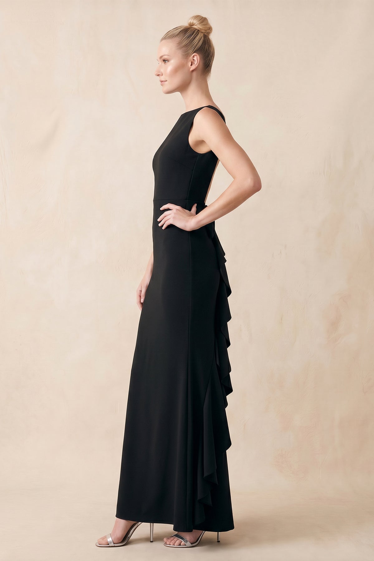 Robe noire longue satinée coupe fourreau à encolure bateau ornée de volants avec nœud - Harana