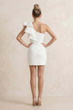 Robe de mariée blanche courte satinée coupe fourreau ornée de volants - Harana