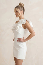 Robe de mariée blanche courte satinée coupe fourreau ornée de volants - Harana