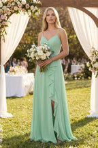 Robe demoiselle d’honneur pale pistachio longue à fines bretelles sans manches avec fente - Harana