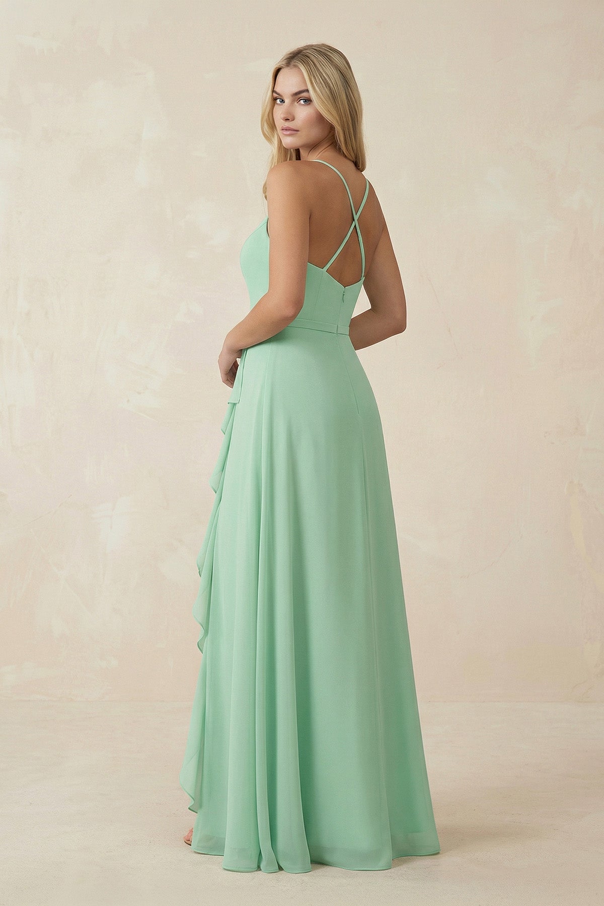 Robe demoiselle d’honneur pale pistachio longue à fines bretelles sans manches avec fente - Harana