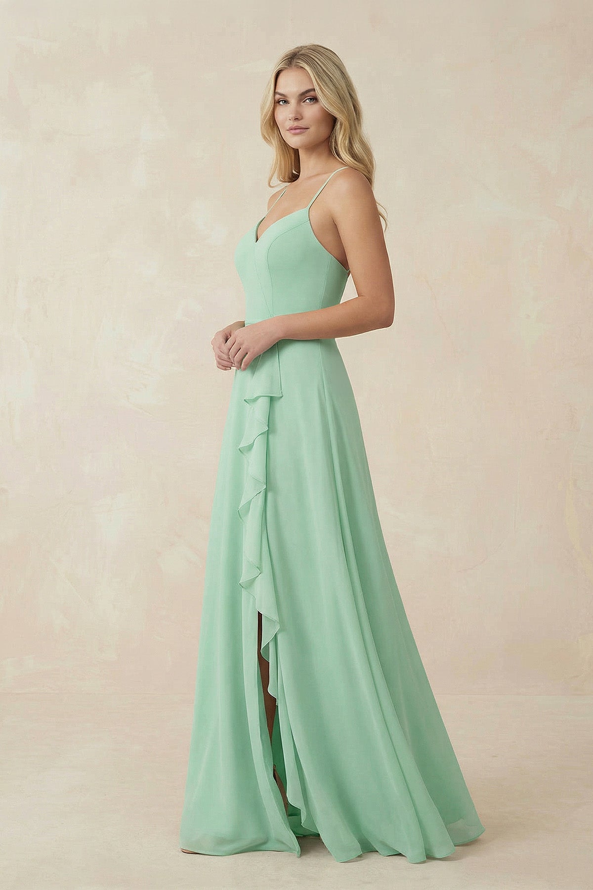 Robe demoiselle d’honneur pale pistachio longue à fines bretelles sans manches avec fente - Harana