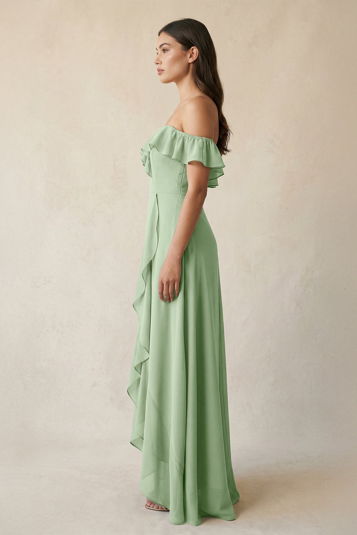 Robe demoiselle d’honneur vert sauge longue à épaules dénudées avec fente effet drapé - Harana