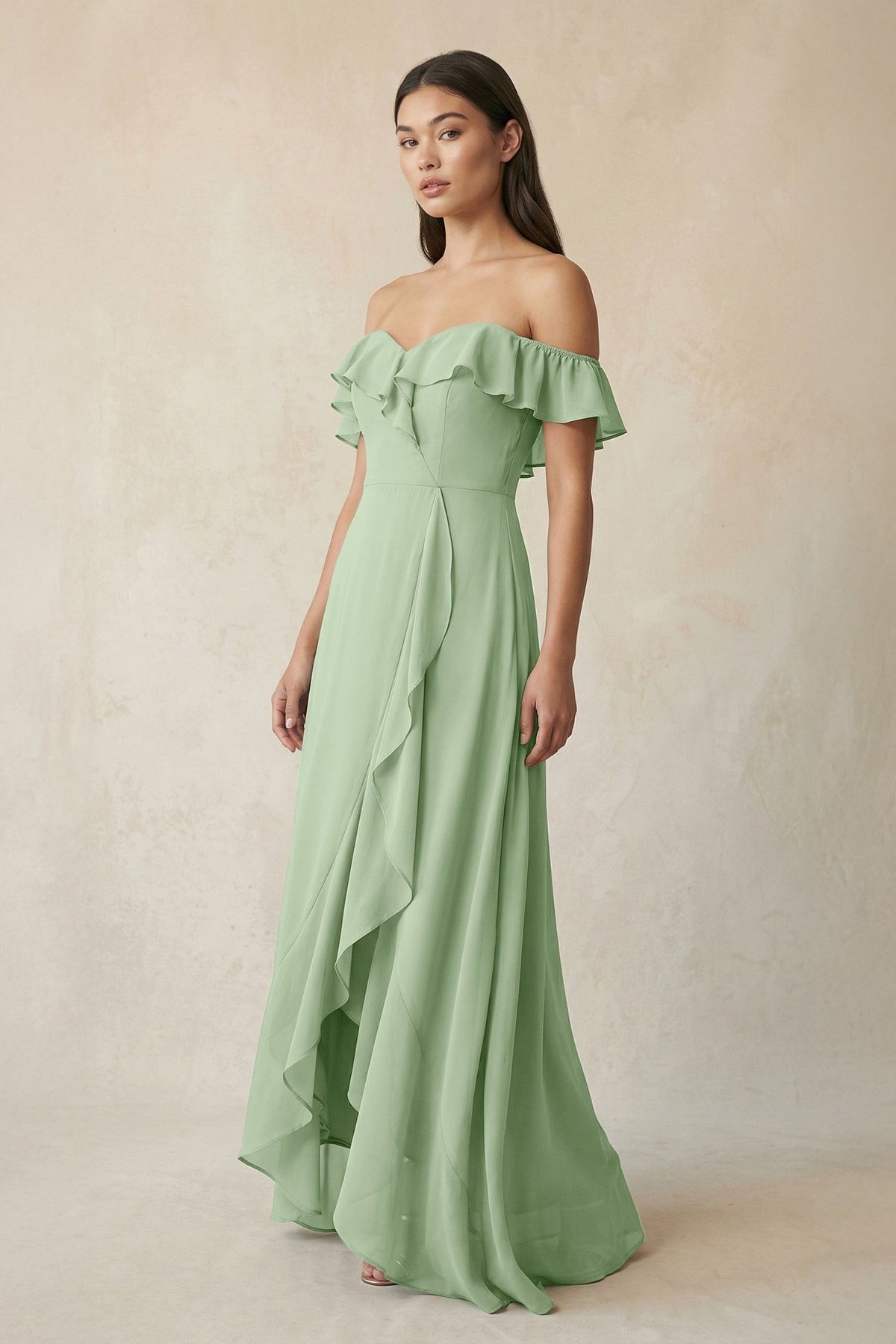 Robe demoiselle d’honneur vert sauge longue à épaules dénudées avec fente effet drapé - Harana