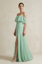 Robe demoiselle d’honneur pale pistachio longue à épaules dénudées manches courtes avec fente - Harana
