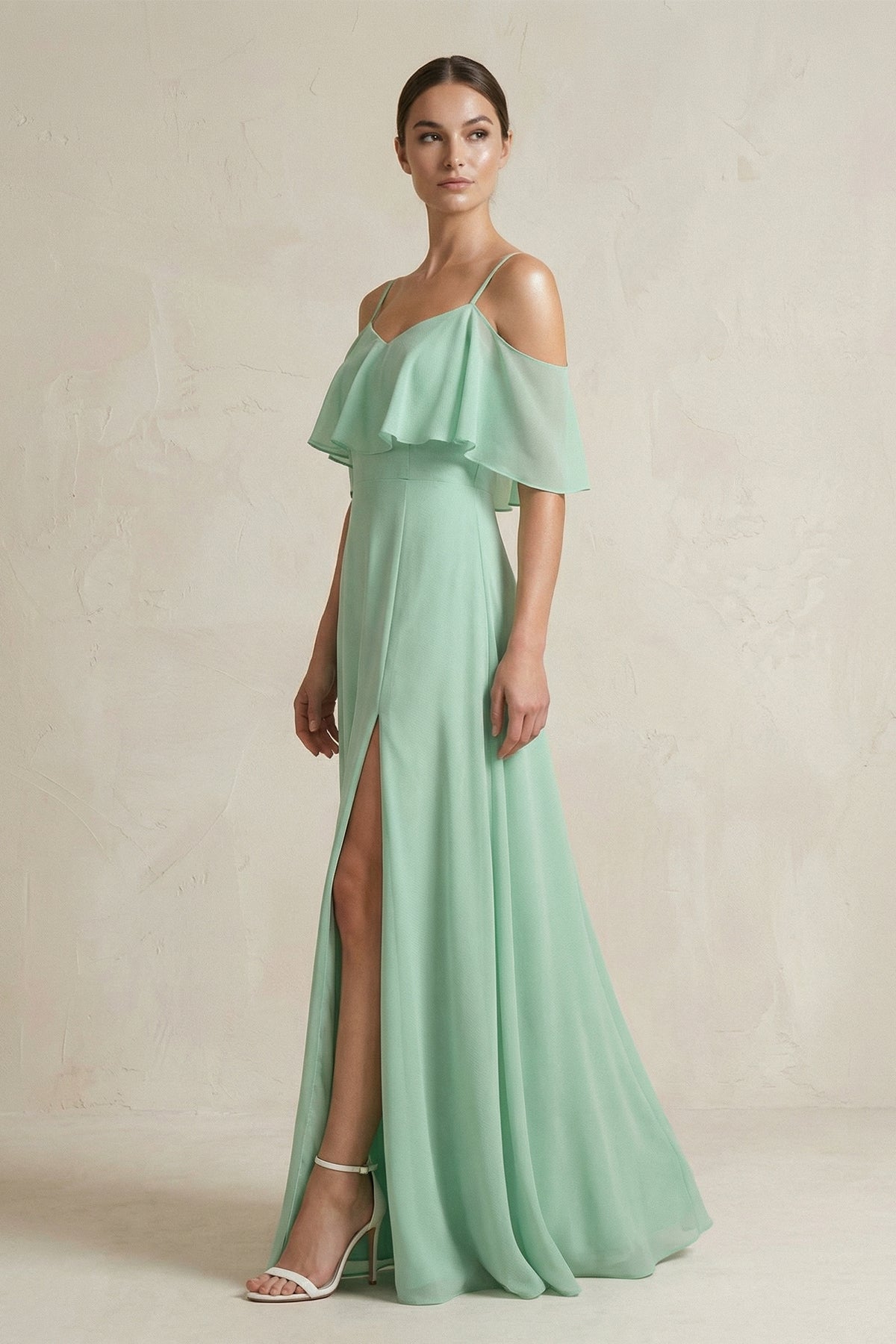 Robe demoiselle d’honneur pale pistachio longue à épaules dénudées manches courtes avec fente - Harana