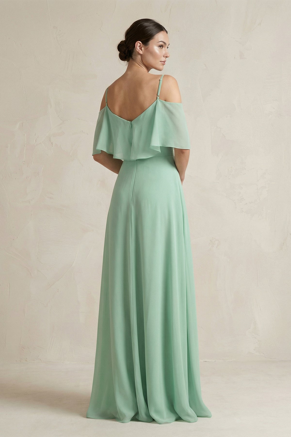 Robe demoiselle d’honneur pale pistachio longue à épaules dénudées manches courtes avec fente - Harana