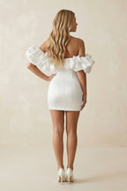 Robe de mariée blanche satinée coupe fourreau à épaules dénudées ornée de volants - Harana