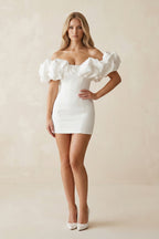 Robe de mariée blanche satinée coupe fourreau à épaules dénudées ornée de volants - Harana
