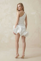 Robe de mariée blanche courte satinée à une épaule ornée de volants - Harana