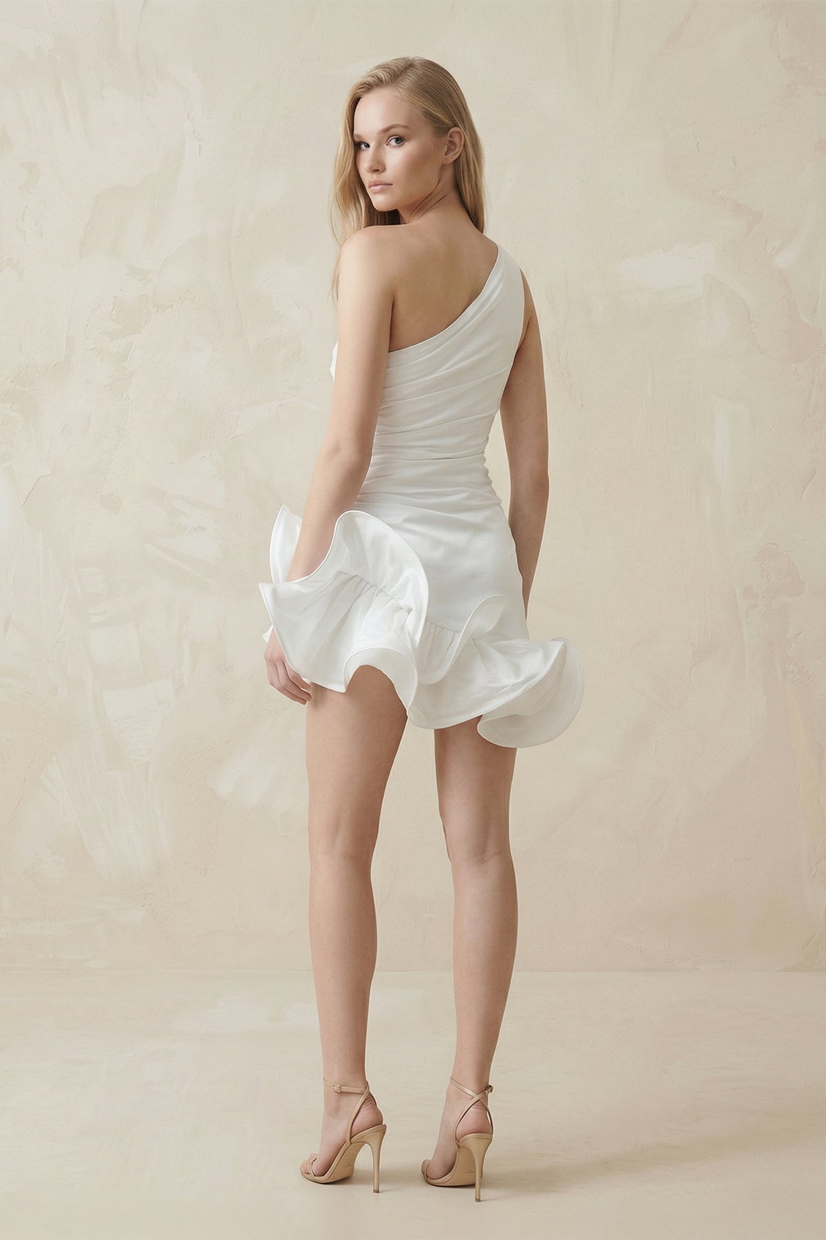 Robe de mariée blanche courte satinée à une épaule ornée de volants - Harana