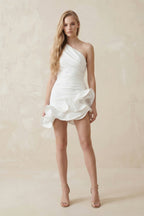Robe de mariée blanche courte satinée à une épaule ornée de volants - Harana