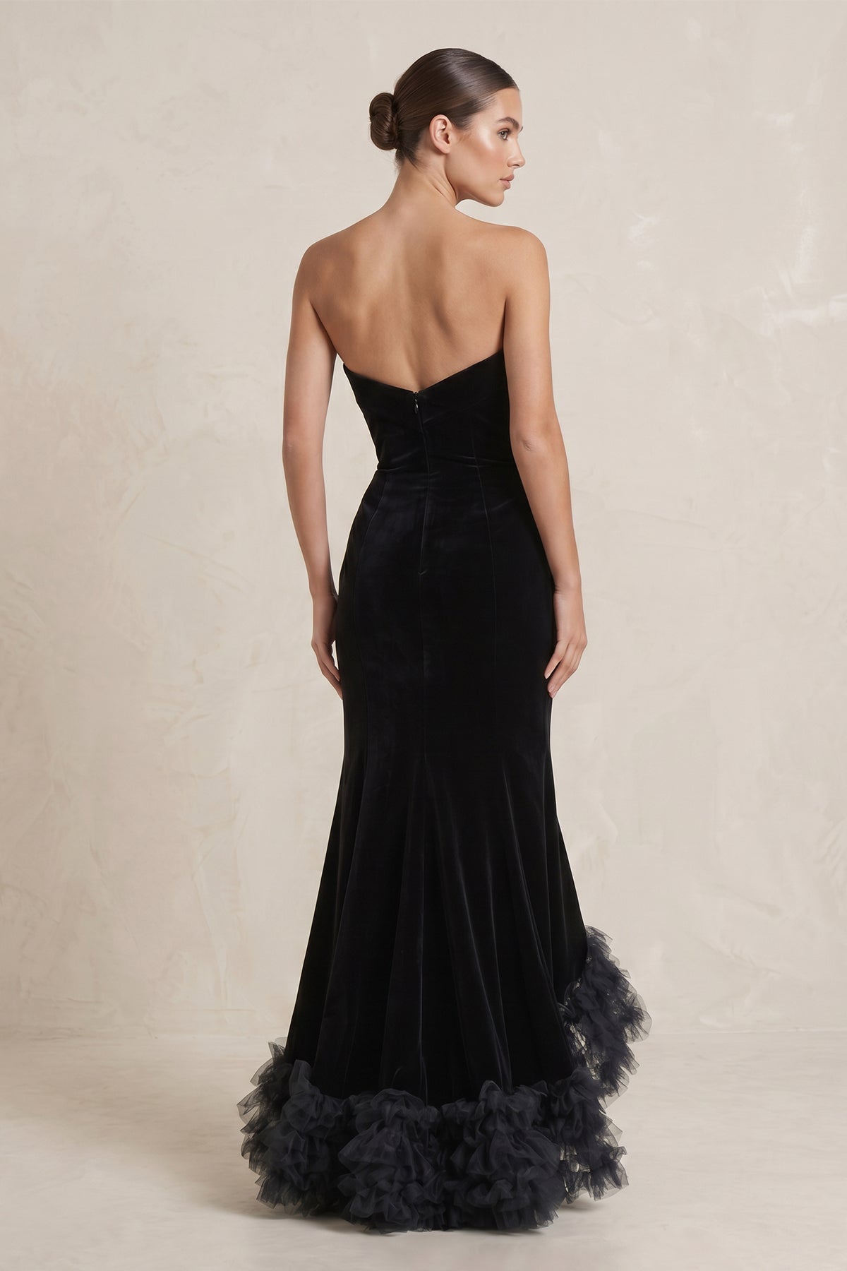 Robe longue noir satinée décolleté cœur avec fente à volants - Harana