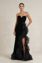 Robe longue noir satinée décolleté cœur avec fente à volants - Harana