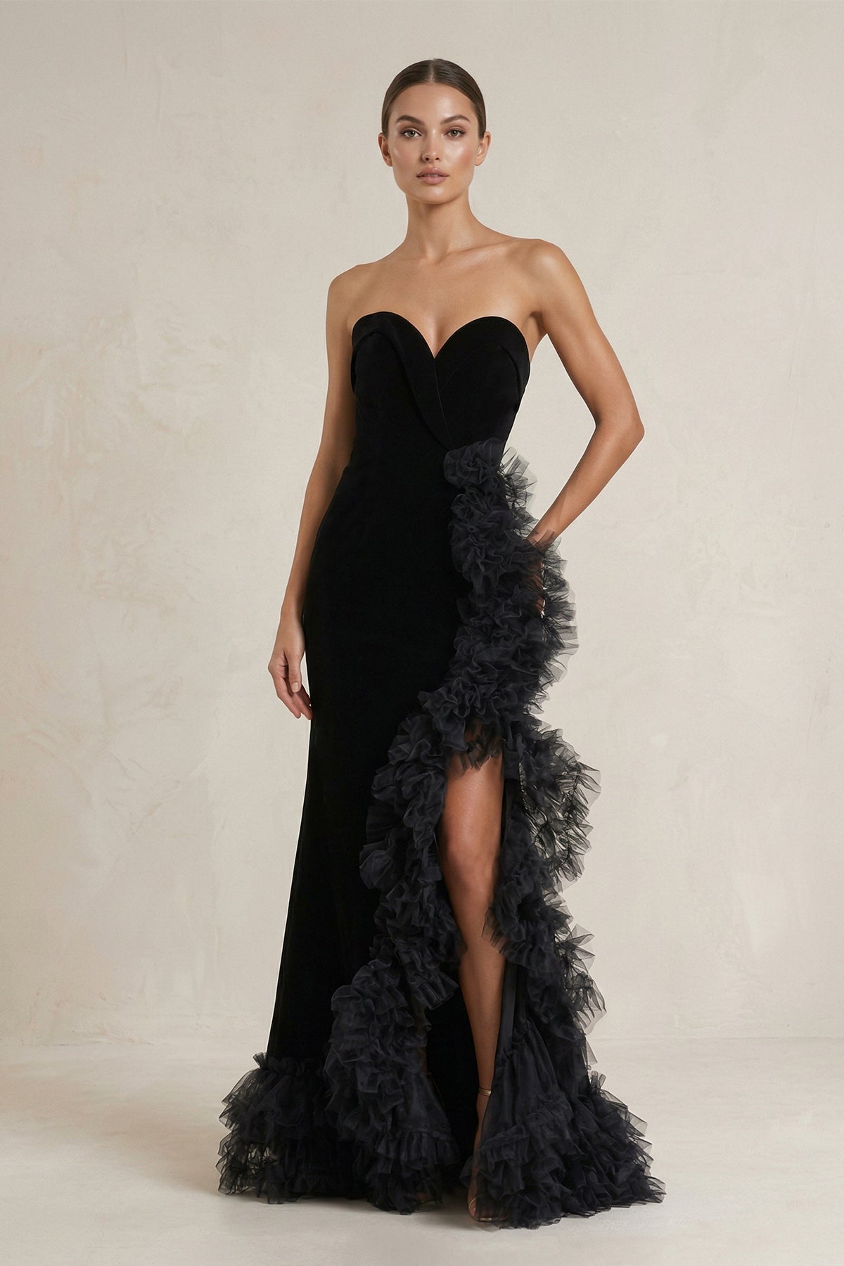 Robe longue noir satinée décolleté cœur avec fente à volants - Harana