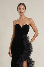 Robe longue noir satinée décolleté cœur avec fente à volants - Harana