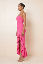 Robe fuchsia longue coupe fourreau à encolure carrée ornée de volants avec ouverture goutte d’eau - Harana