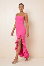 Robe fuchsia longue coupe fourreau à encolure carrée ornée de volants avec ouverture goutte d’eau - Harana