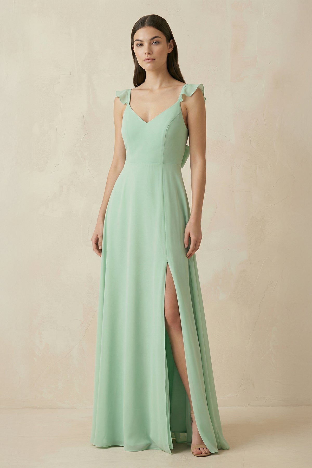 Robe demoiselle d’honneur pale pistachio longue à fines bretelles sans manches avec fente - Harana