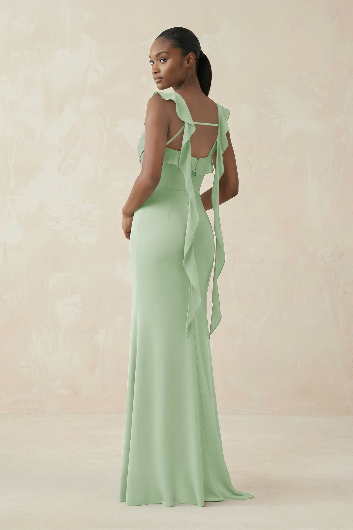 Robe demoiselle d’honneur vert sauge longue effet drapé à volants satinée - Harana