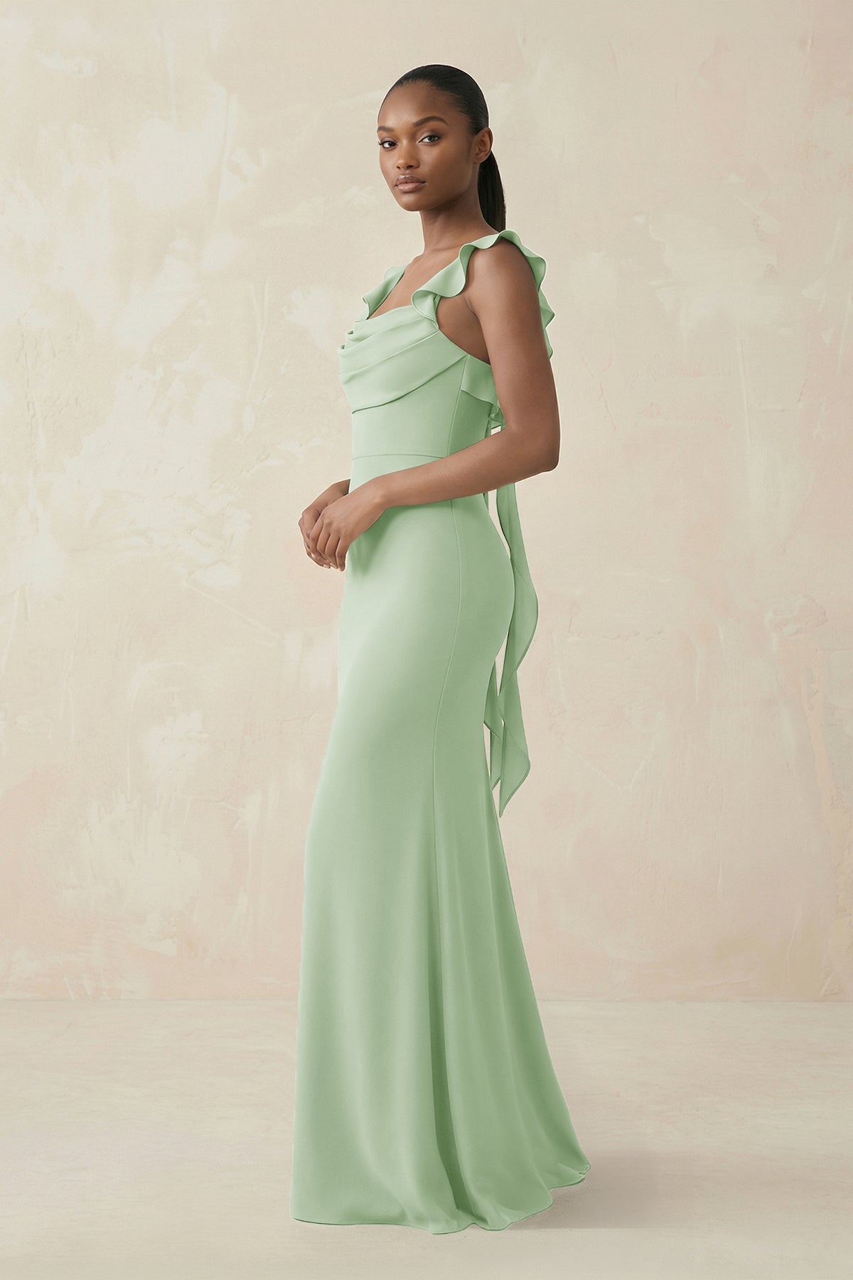 Robe demoiselle d’honneur vert sauge longue effet drapé à volants satinée - Harana