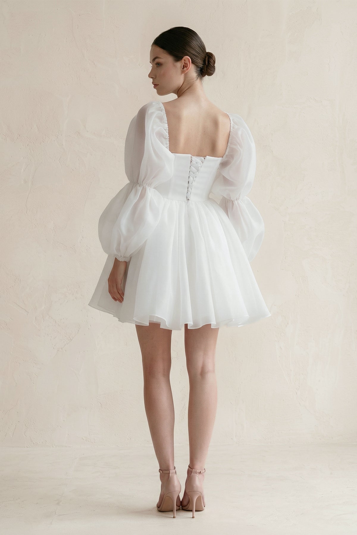 Robe de mariée courte blanc en tulle à épaules dénudées à manches longues - Harana