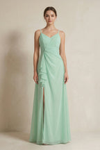 Robe demoiselle d’honneur pale pistachio longue à fines bretelles sans manches avec fente - Harana
